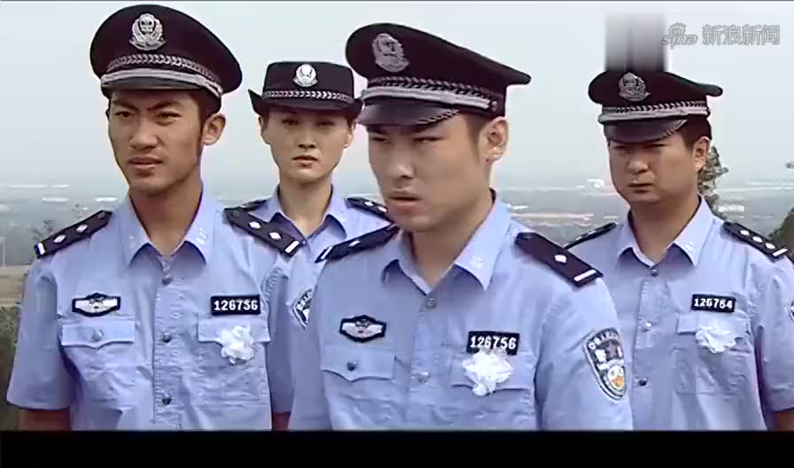 警中英雄:烈士陵园送别牺牲刑警,凶手竟也来祭拜,男警直接动手