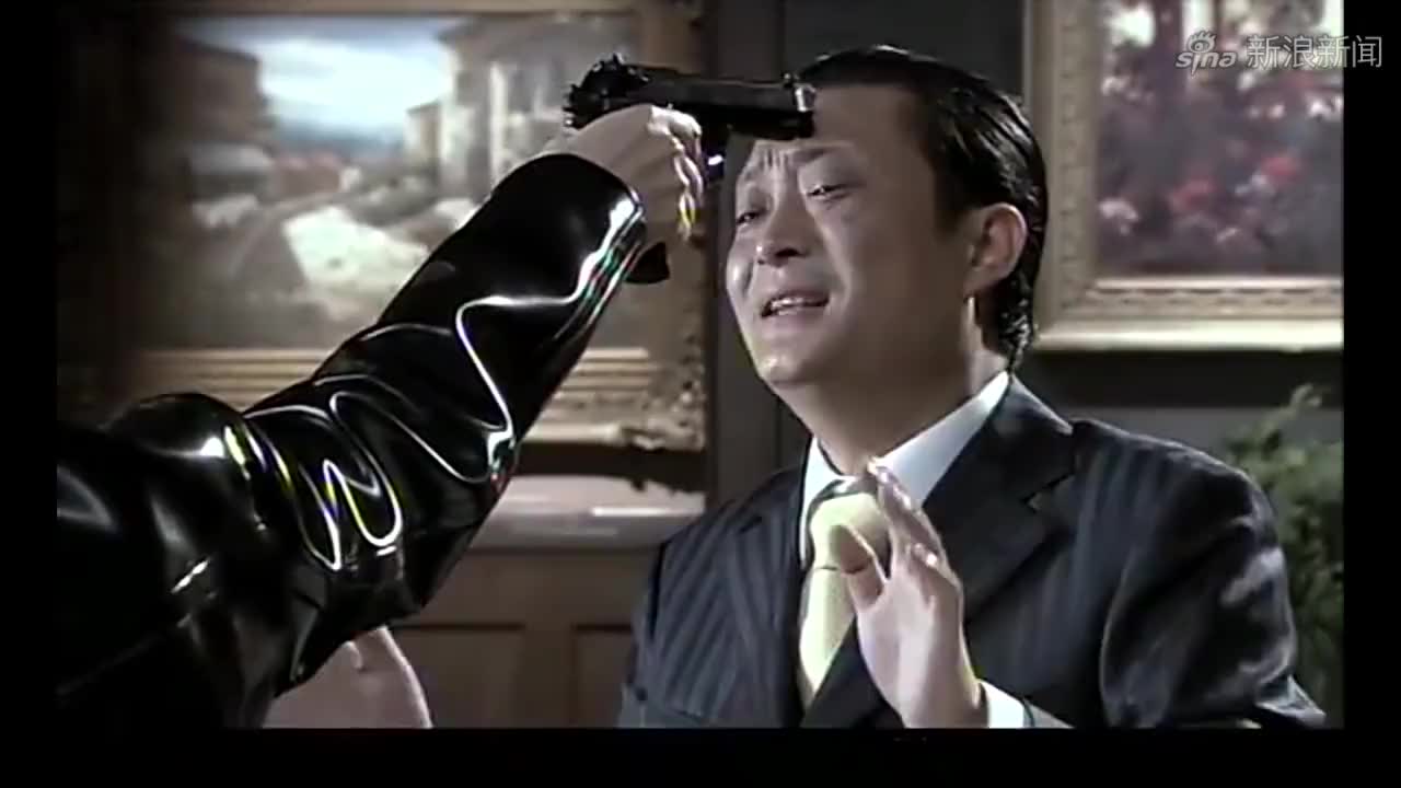 燕双鹰看上青帮老大的舞厅,枪指他的头,警告他三天内带手下滚蛋