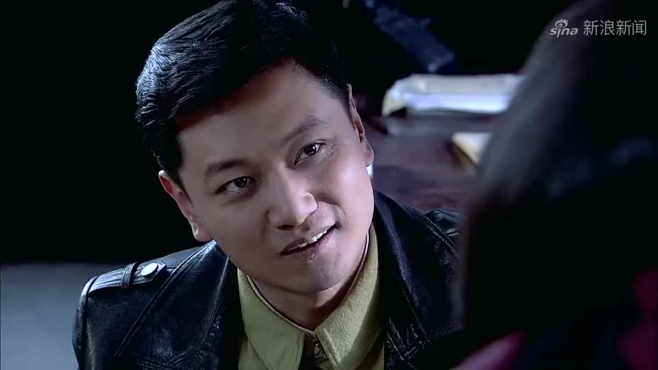 杨飞虎正挟持这女的威胁廖志刚,廖志刚还继续吃自己的饭呢,佩服