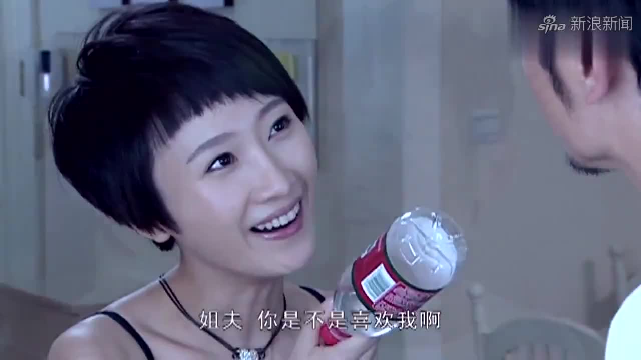 方言看着李歆的照片,告诉老婆自己在改稿子,这谎话张口就来啊!