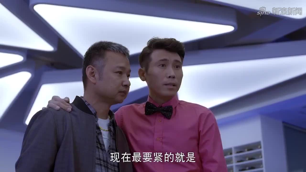 柯世兰用枪挟持黎静到树林,走到土坑前对她说:给你准备的