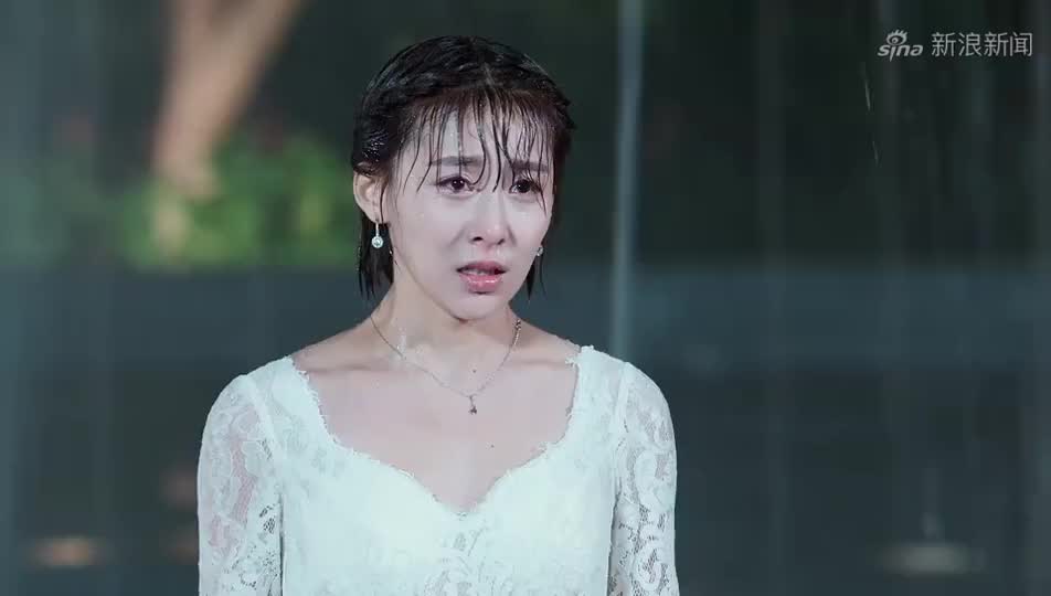 爱人的谎言:冤家路窄,四季为了躲城管,不料竟撞上易亦的豪车