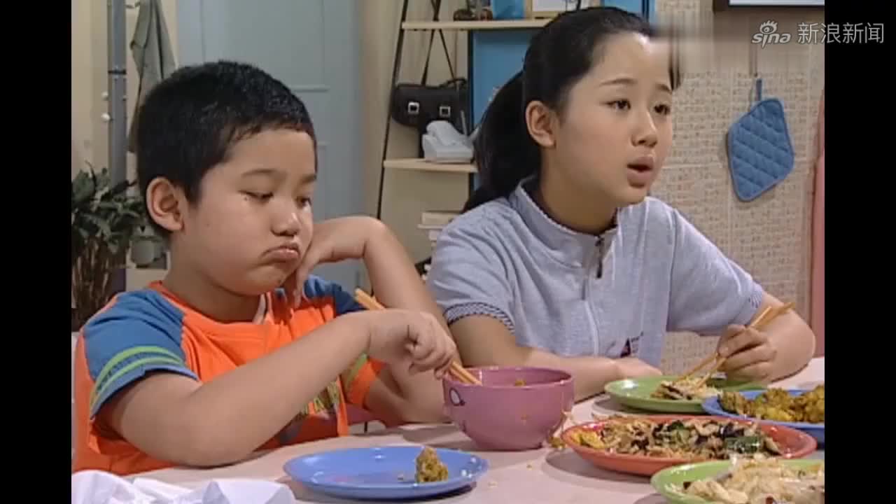 小雪:爸对我们意味着只有方便面!刘星:榨菜丝!小雨:干面包!