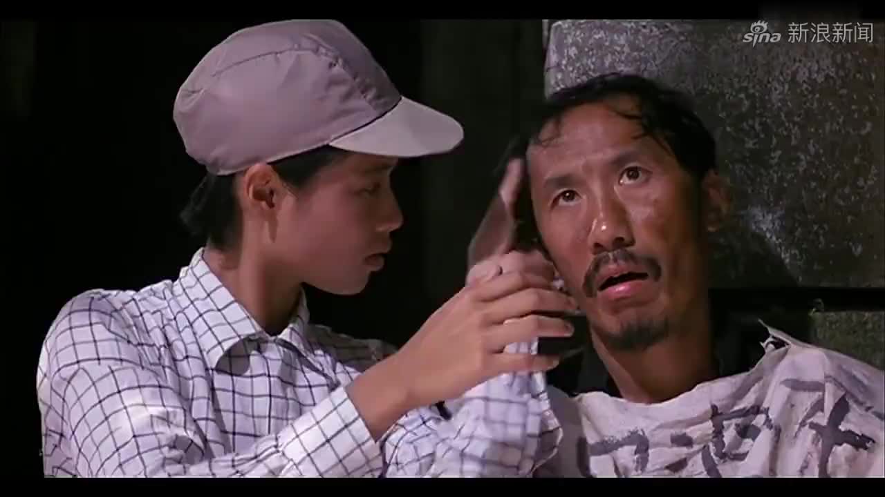 药匣子给女徒弟看手相,结果刚好被媳妇看见,两人马上动手打起来