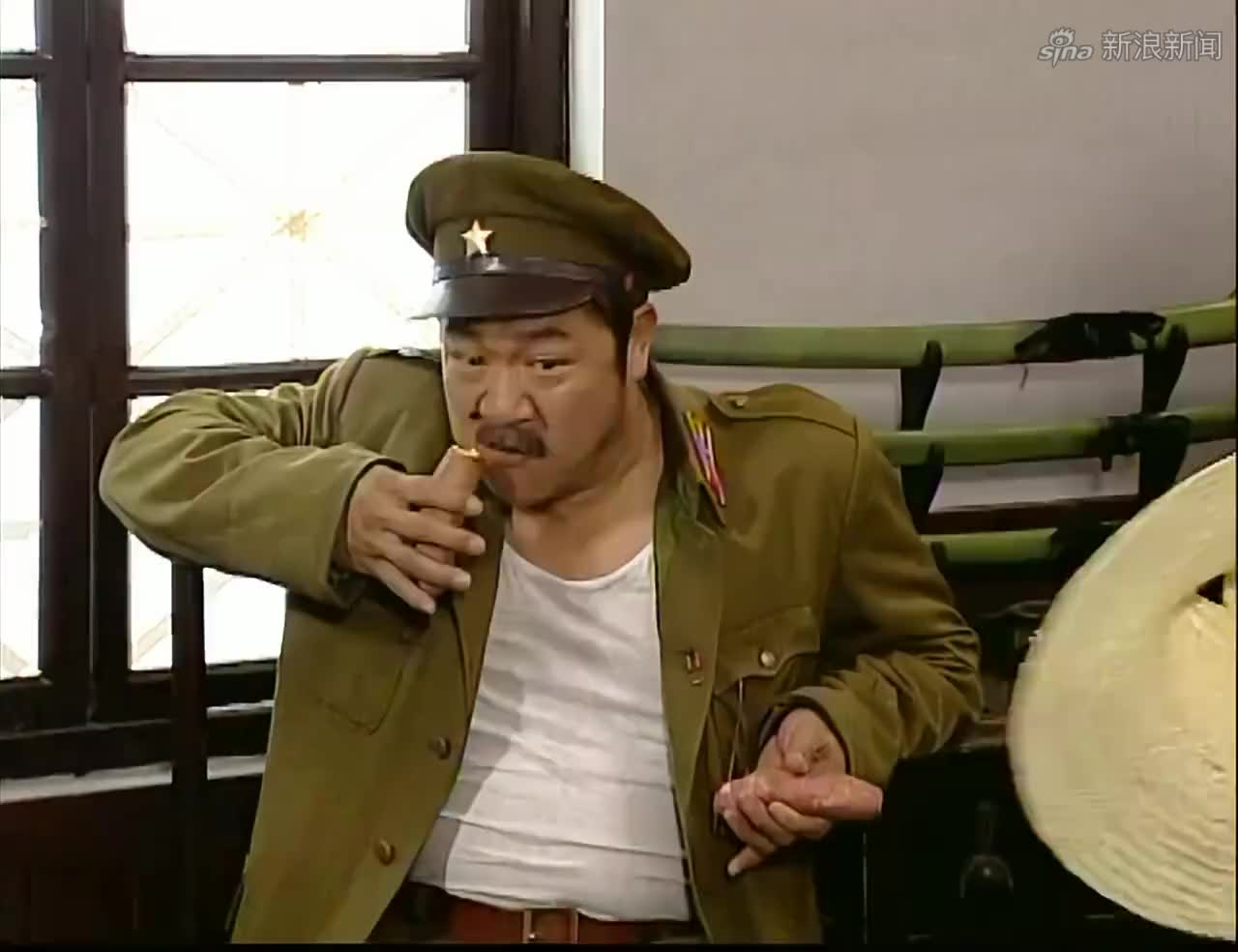 地下交通站:堂弟带来俩白薯,饿坏的黄队长,拿过去就往嘴里塞!