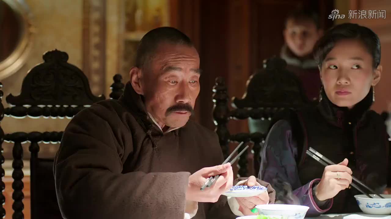 少帅小六子扒火车被救被询问就是不吭声幸好偶遇表嫂!