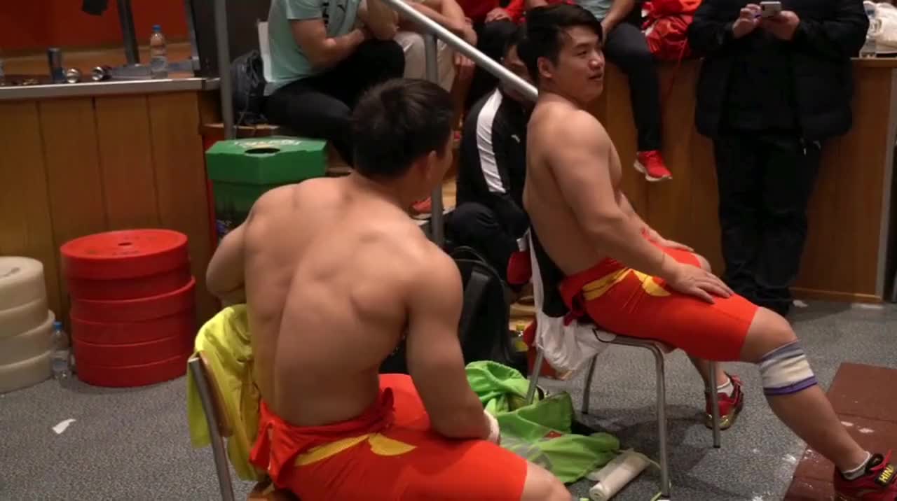 这才是男人该有的背,举重运动员的肌肉不是盖的