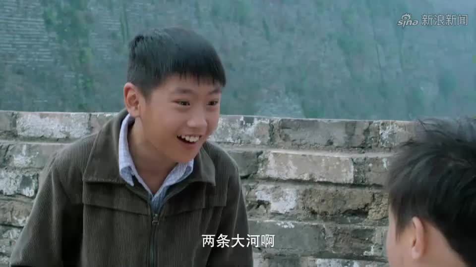 男孩放学不回家,养父母急坏了,谁知他带回个小乞丐