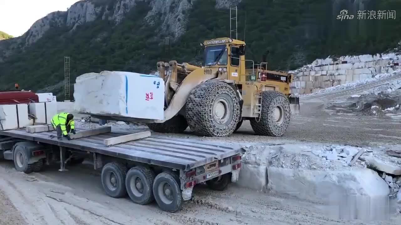 高手在民间,农民自制铲车工地装货,看似简陋却很实用