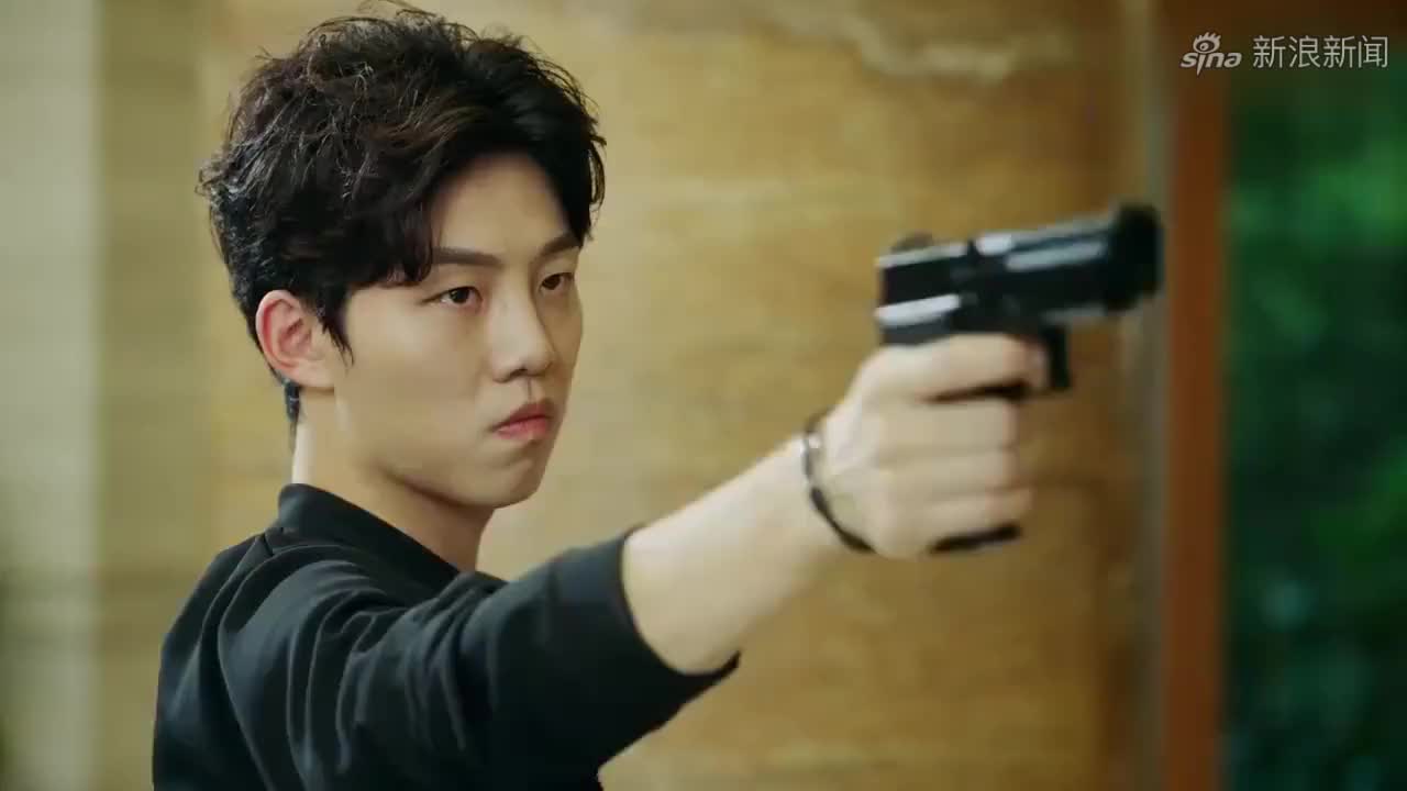 郭阳变魔术,从空袋子里拿鞋,没想到是脱自己的鞋!