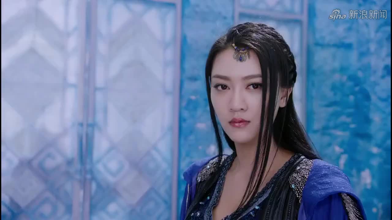 幻城:月神要带动晚宴的气氛,皇柝嘴咬苹果,她蒙眼用剑砍