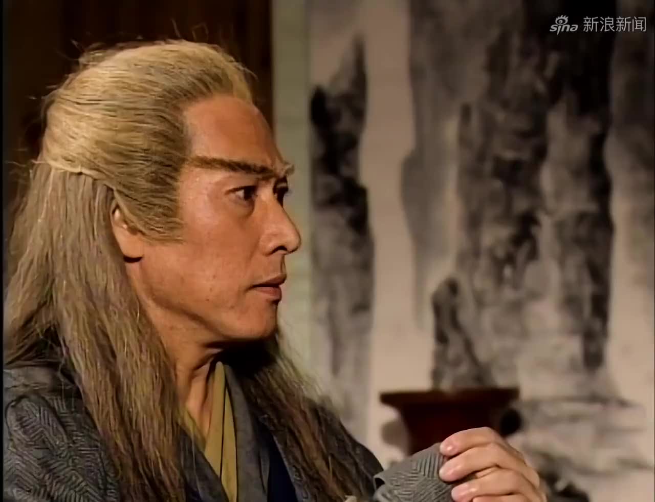 康敏早知眼前的是假白世镜,却将计就计,说段正淳就是带头大哥