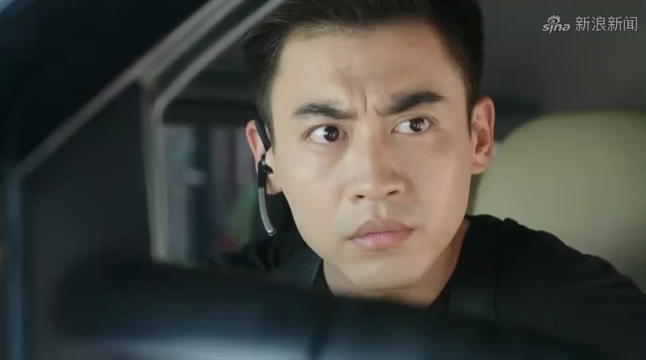 简凡带队抓嫌疑人,一枪打倒,师父以为开枪影响心理了急忙开导他