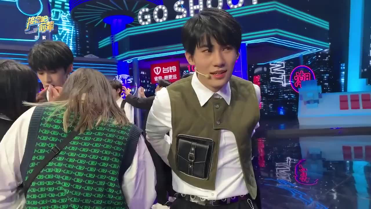 张真源高考结束后清唱爱存在,看来小张张这两天发挥得很好的样子