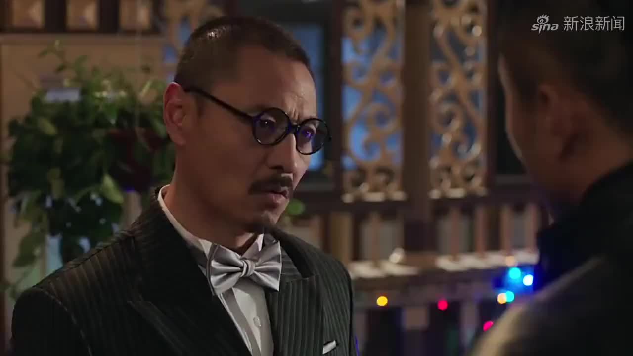 锋刃:武田弘一看到张金辉闷闷不乐的,便上前和张金辉交谈一番