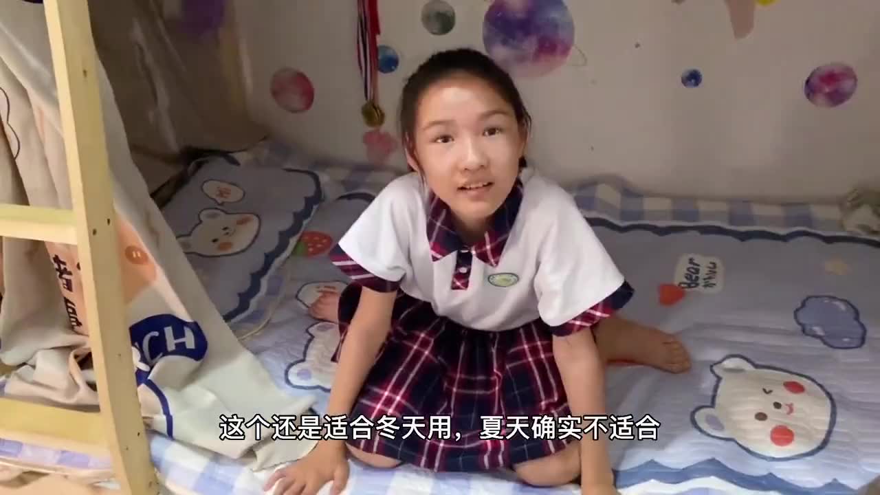 妈妈给小娜子换上了凉席,和床帘一样都是小熊图案,还铺了地毯