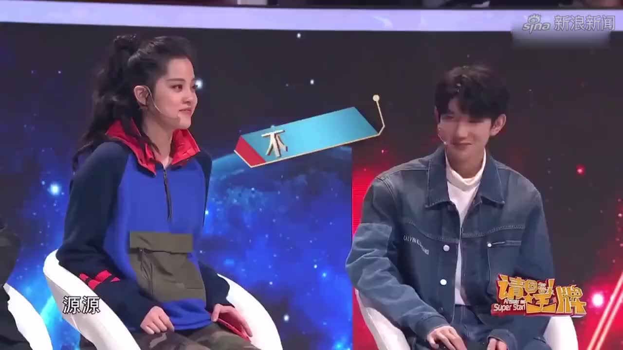 汪涵玩游戏不慎摔倒,欧阳娜娜在线帮忙打理伤口,真的是好暖心