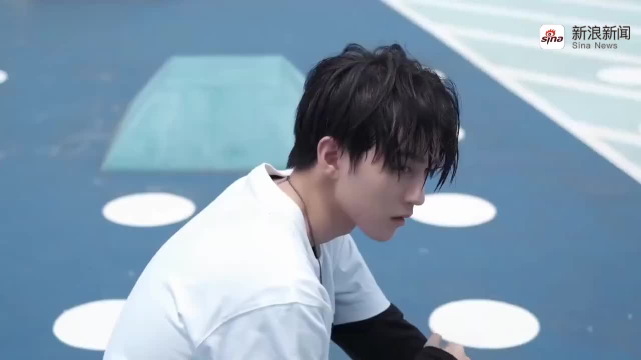 王俊凯打篮球小合集 背着书包打篮球的小小少年长大了