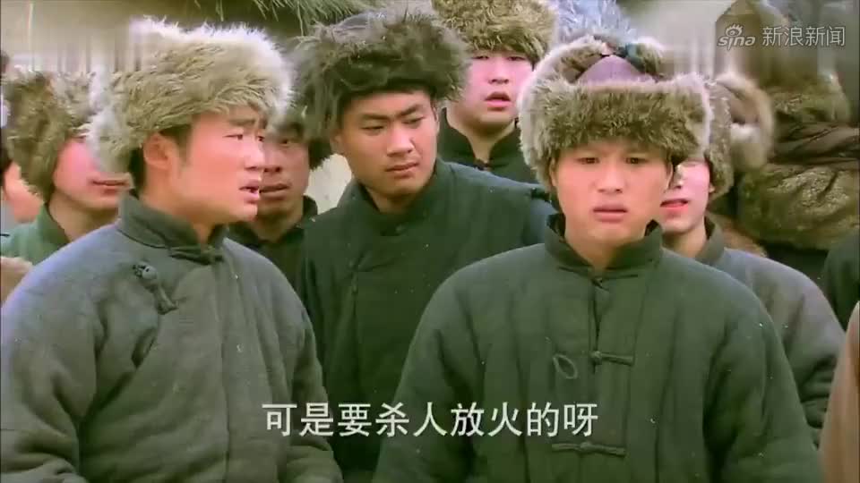 穷小子用绳子磨树干,自救成功逃出来,这下土匪们慌了