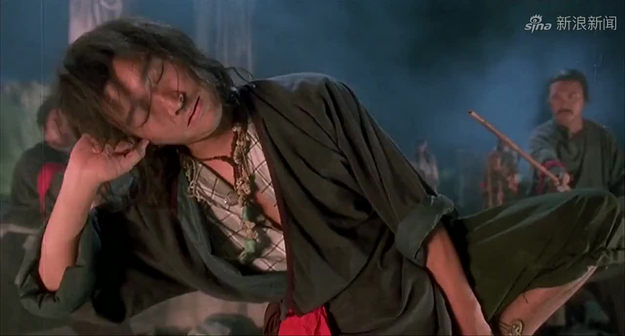 苏乞儿:星爷一对三,用睡梦罗汉拳打败三人,取得打狗棒