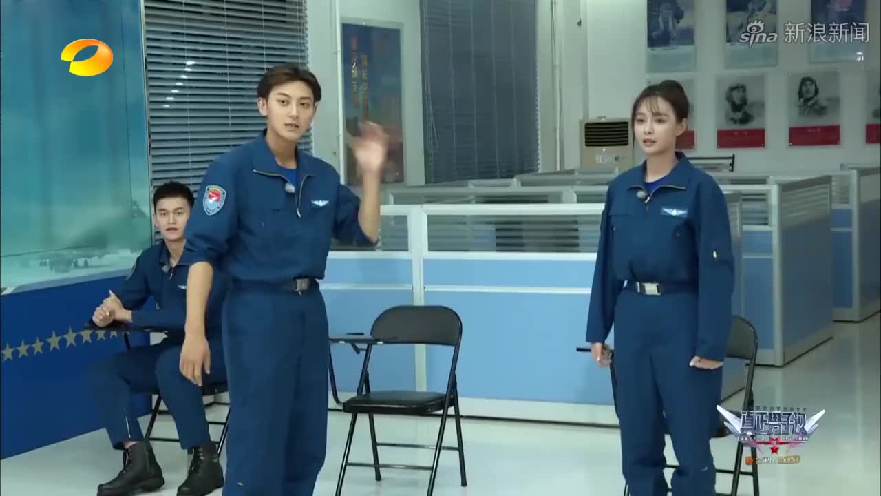 黄子韬与沈梦辰斗舞超帅气,下一秒就被教官惩罚,太好笑了