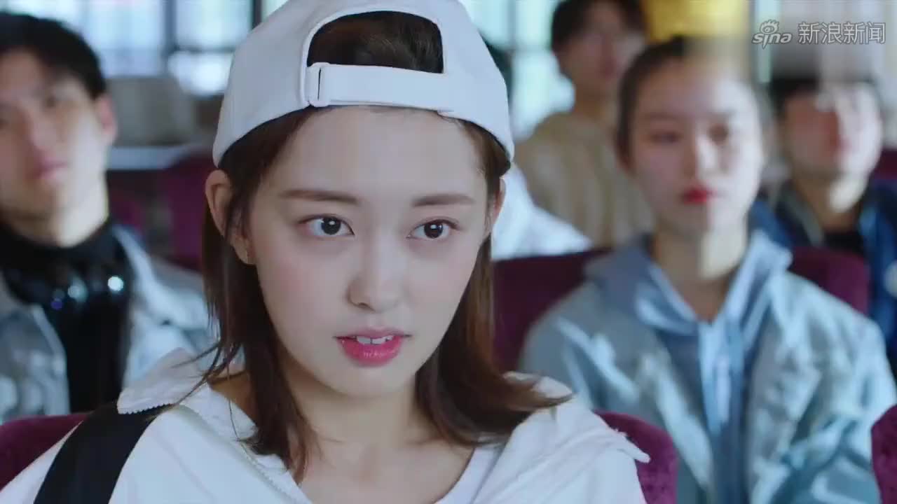 姐姐帅炸了,直接用啤酒杯狠砸小哥,邻居姐姐齐上阵开揍!