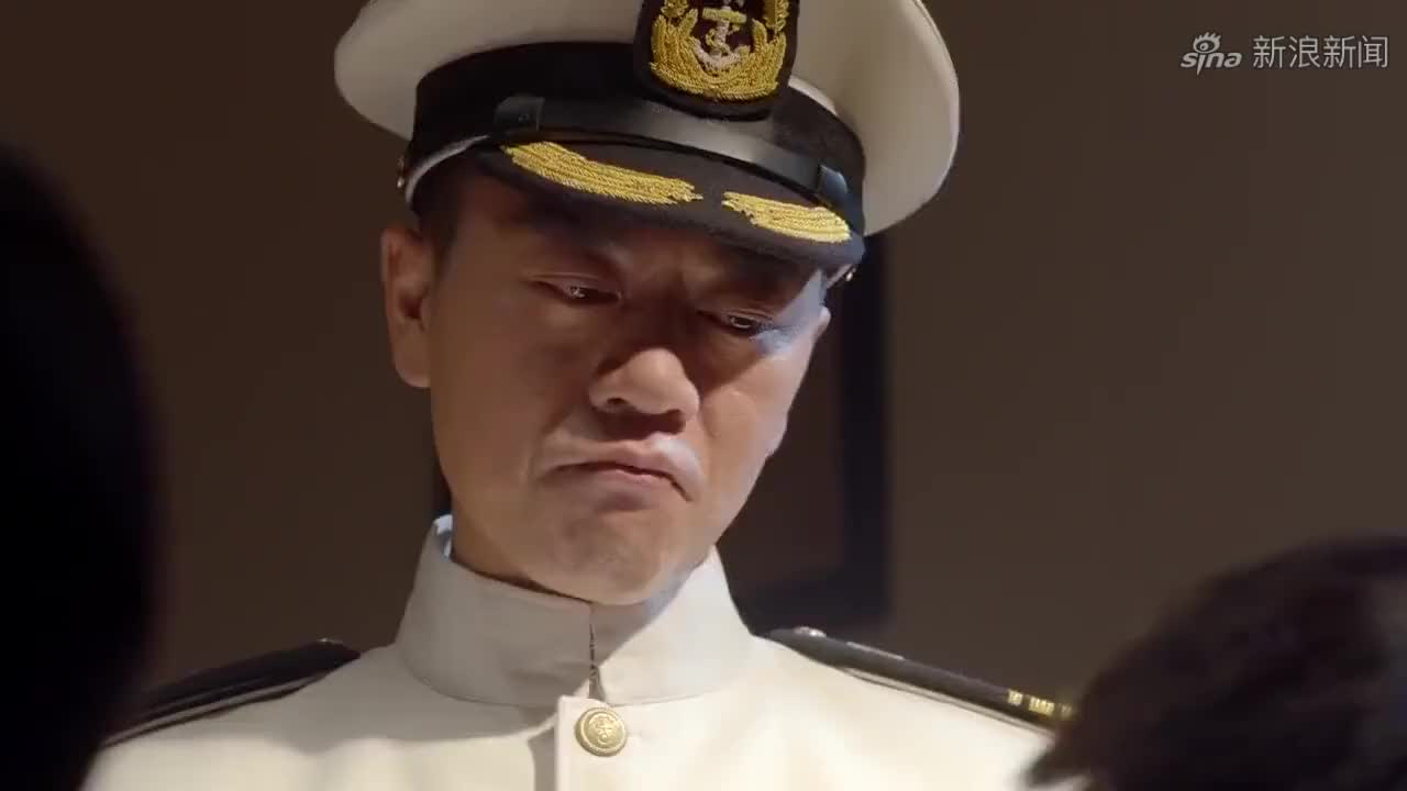 红鲨突击:敌人以为姑娘要投降,怎料姑娘转身,霸气拿出枪