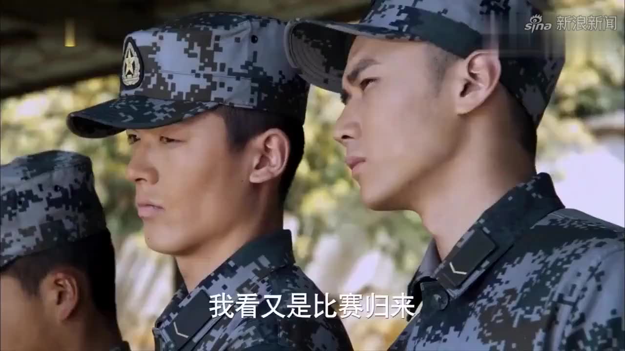 麻辣女兵:小米为了左轮能学会游泳,绑个绳子帮他训练
