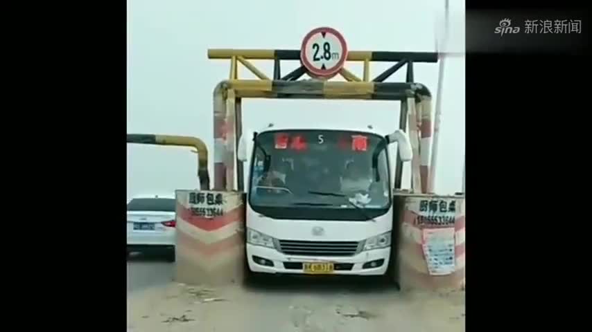 闹出这事你说怪谁,大巴车背锅,横在路中咋回事!