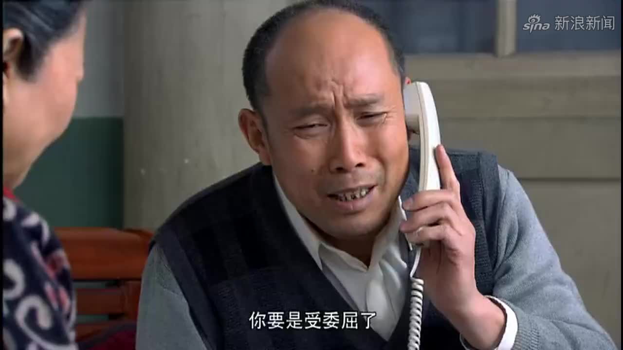 大家庭:前男友纠缠妻子,不料瘸子丈夫正巧看见,用拐杖教训对方