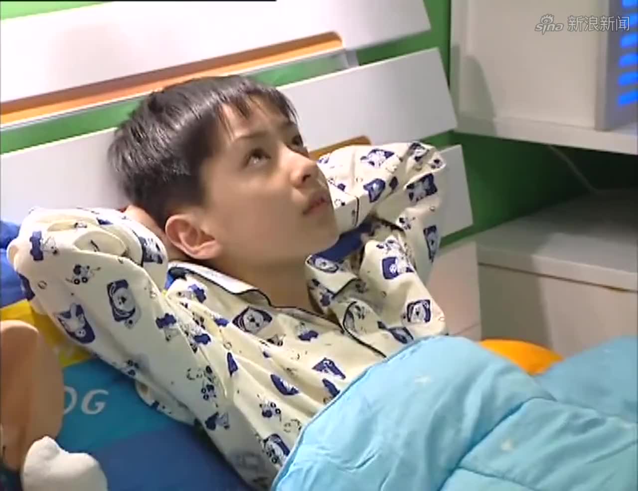 爸爸下班回家陪小乐乐玩耍,拉着爸爸的手,这样的父子情让人羡慕