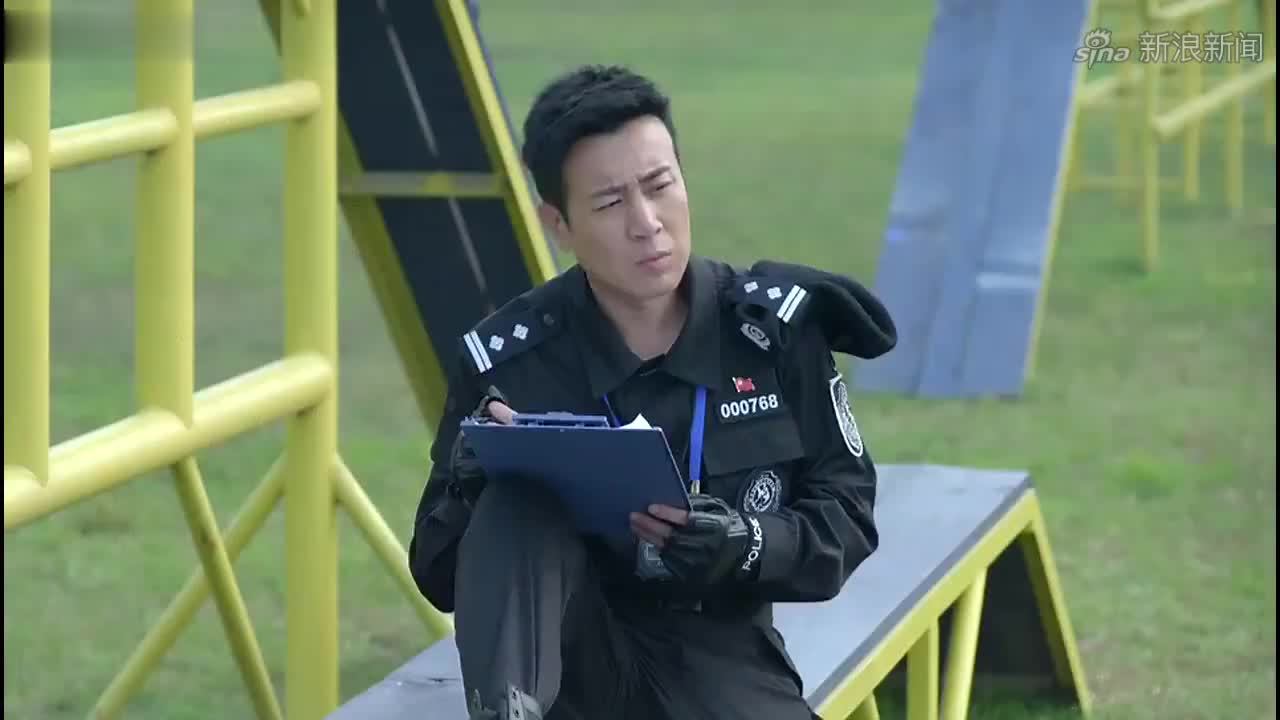 警花与警犬:罪犯要逃跑,不料警花的车技比他好,罪犯悲剧了!