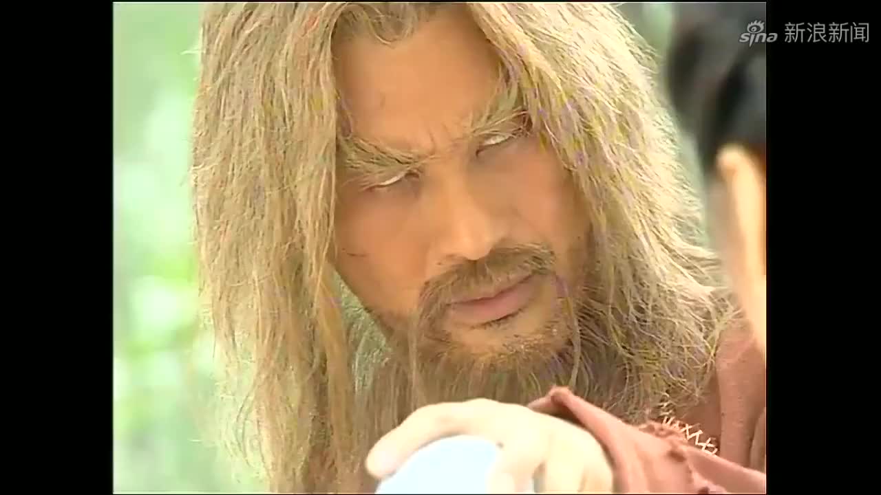 张无忌和灭绝师太对战,灭绝师太使出倚天剑,出手毫不客气