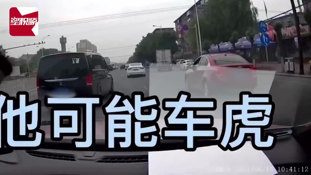 因貼剎車失靈車貼,車主遭特斯拉瘋狂別車!市區飆到110碼