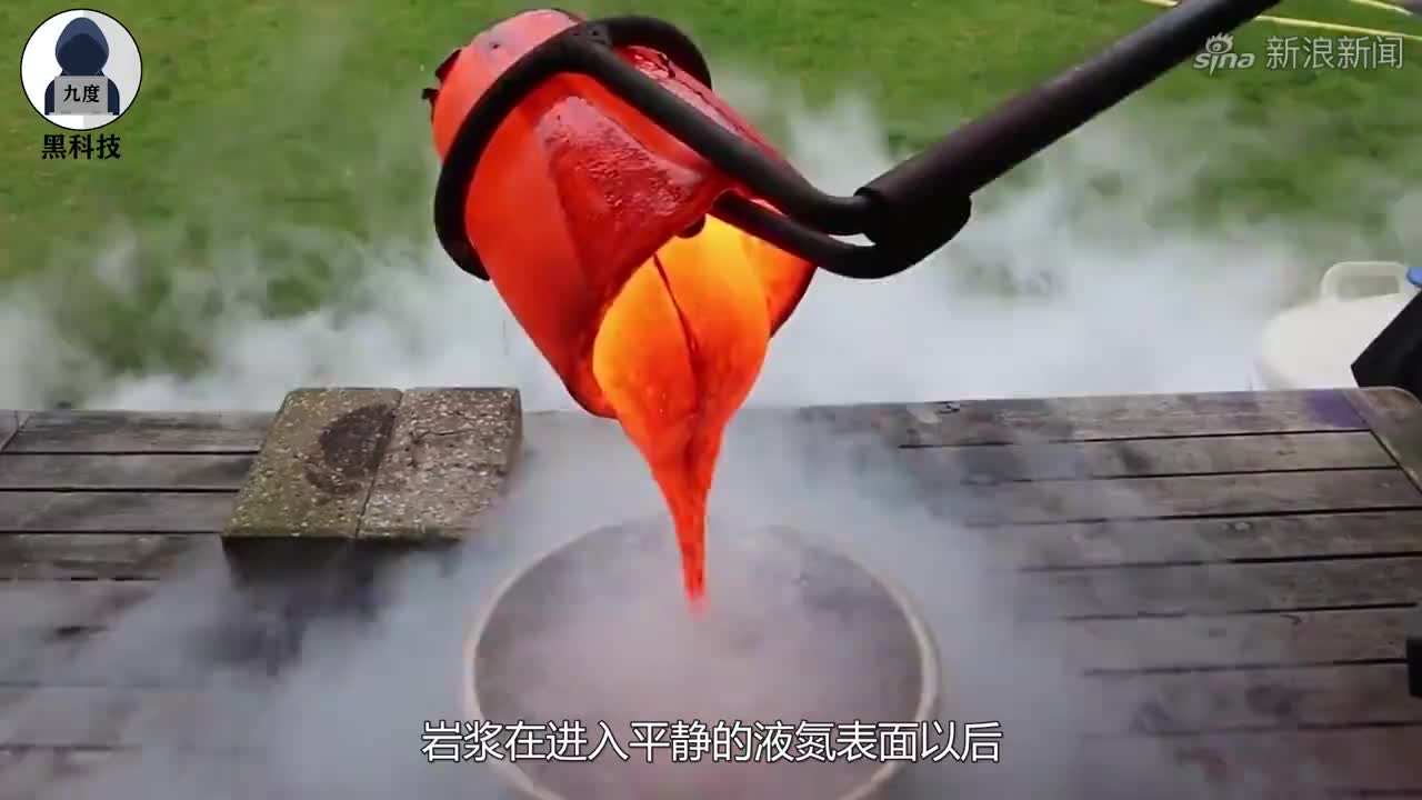 外国网友在火山喷发后,把一勺岩浆放到水桶里