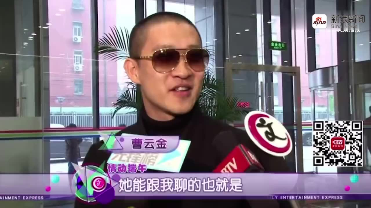 郭振锋是个狠人,面对发哥和梁朝伟的围攻都不落下风,经典名场面