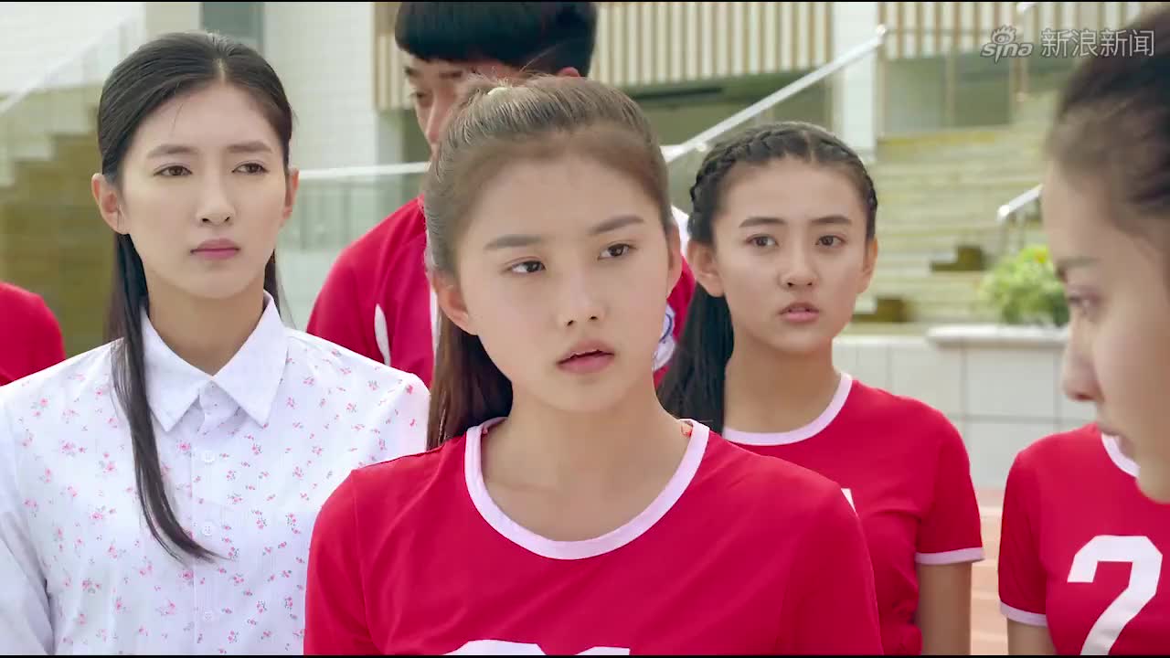 秦明鸢加入啦啦队,休息时却与何心言起冲突,校花被推到受伤.