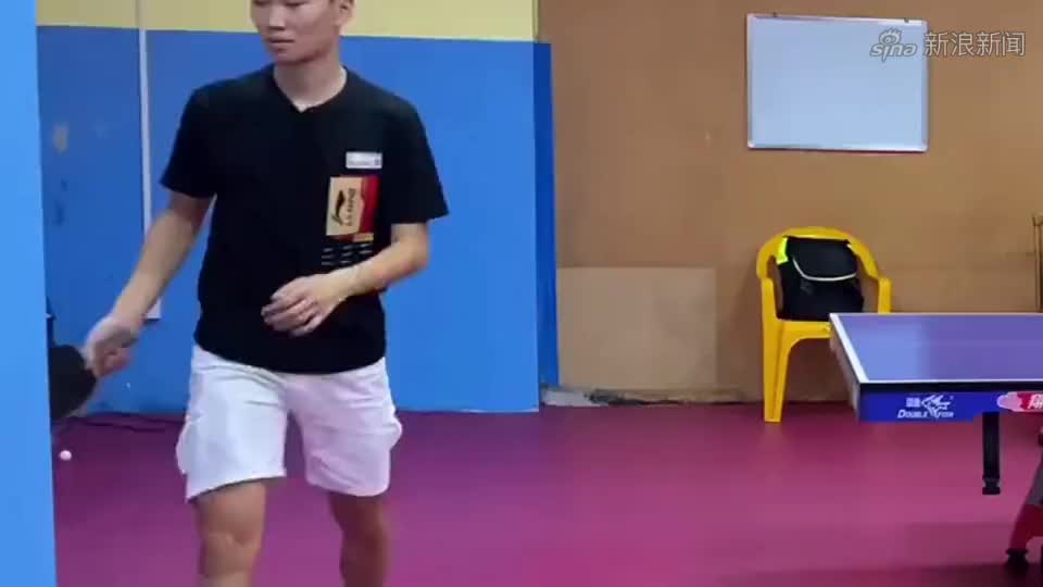 尹航到公园,玩乒乓球就是给大爷大姐,带来快乐的享受氛围!