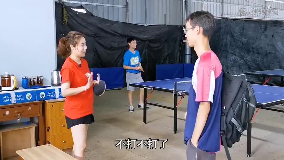 尹航到公园,玩乒乓球就是给大爷大姐,带来快乐的享受氛围!