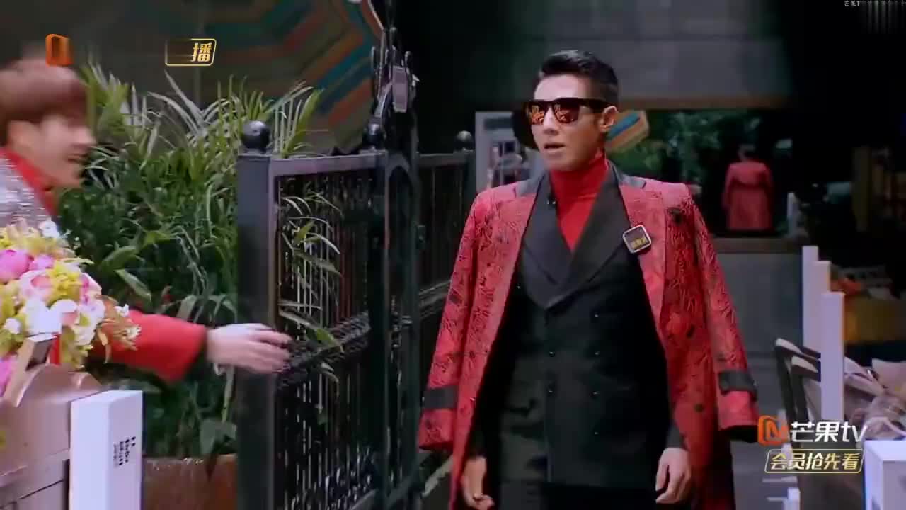 王嘉尔斗舞白敬亭,偶像包袱随风飘远,杨蓉:辣眼睛