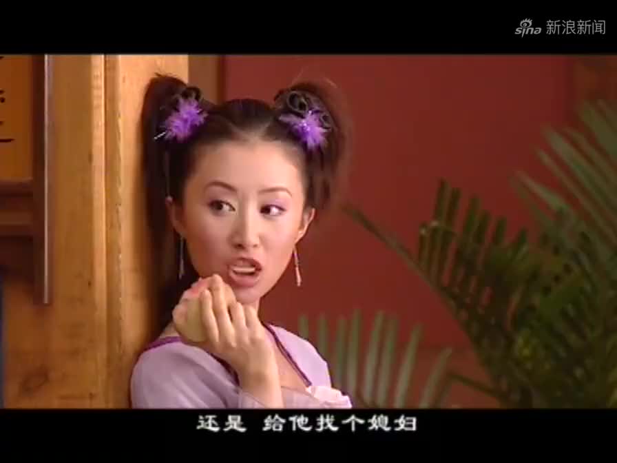 鸡祥如意:小伙悄悄在墙头偷袭男子,表示鸡是自己的!