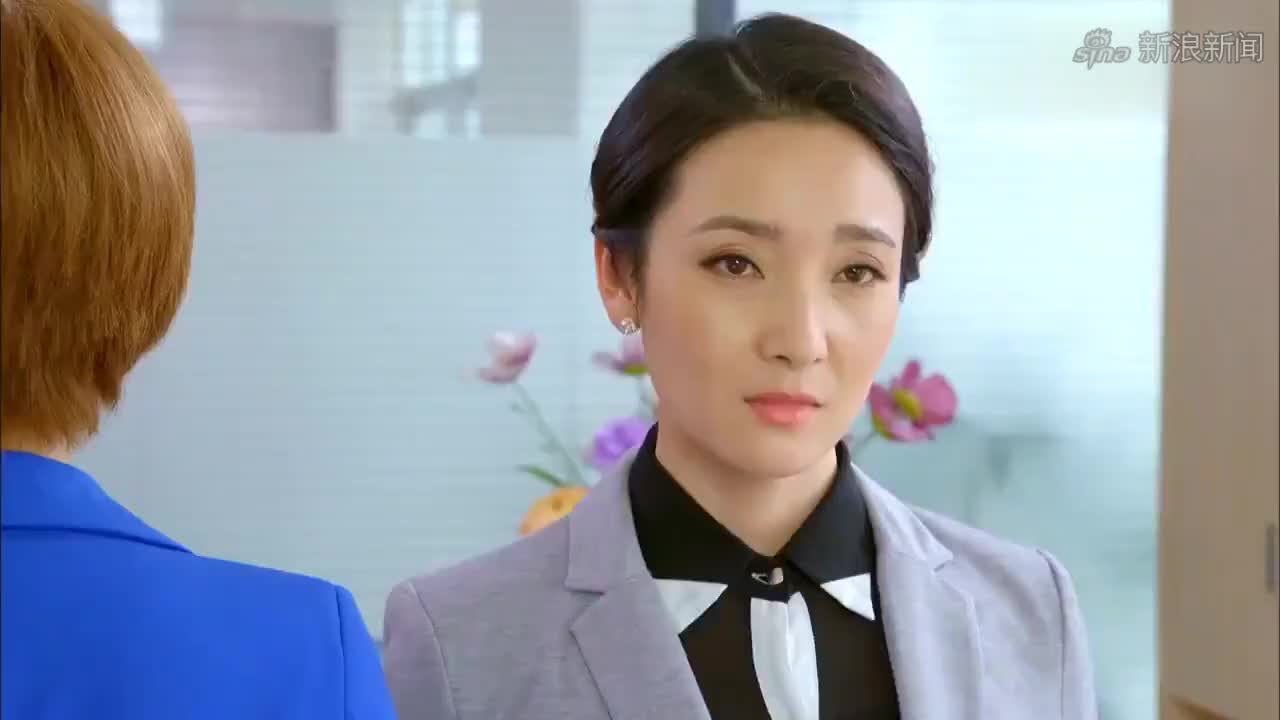 谈判冤家:被开除的小伙,变成公司老总来开会,以前的同事看呆