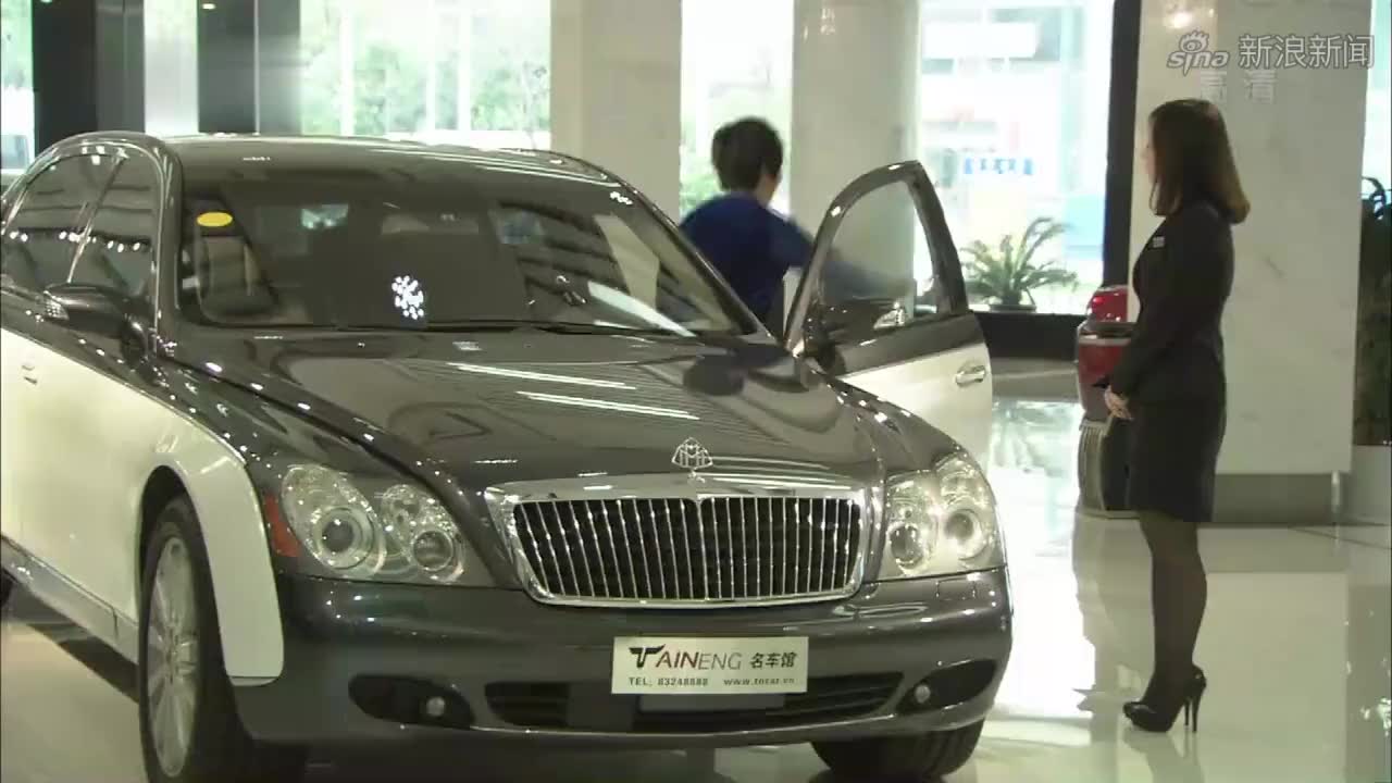 叶寸心一眼相中迈巴赫,女销售质疑她的财力,叶寸直接掏卡买单