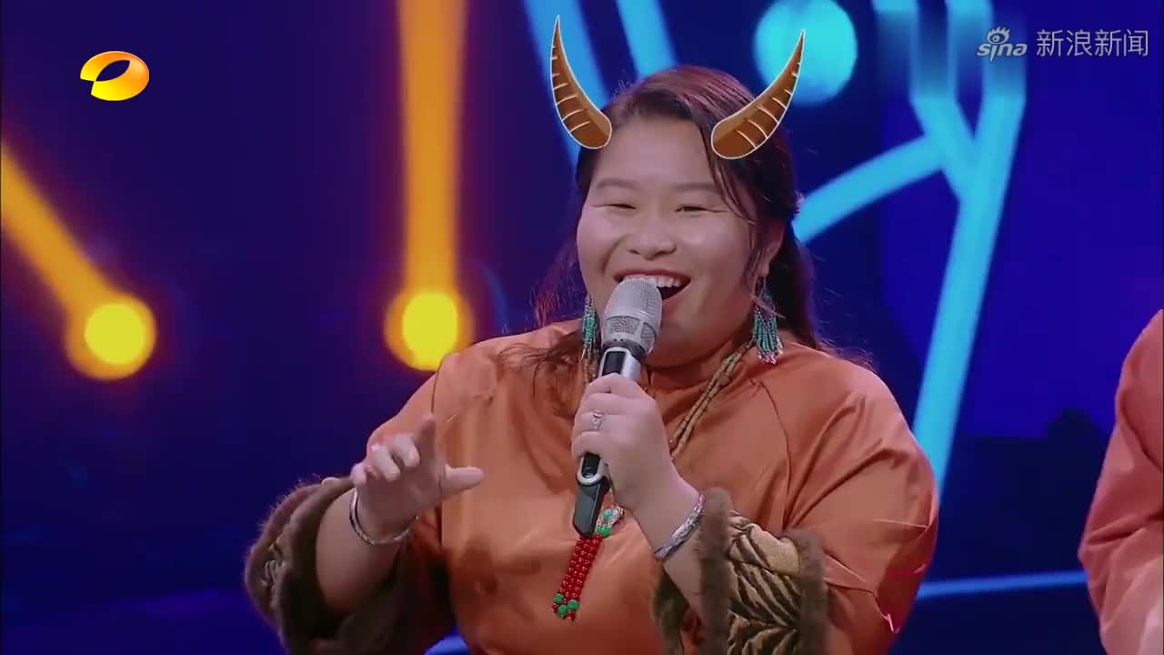 农村大姐长相彪悍,谢娜一见面叫大姐,大姐:我是小妹妹!