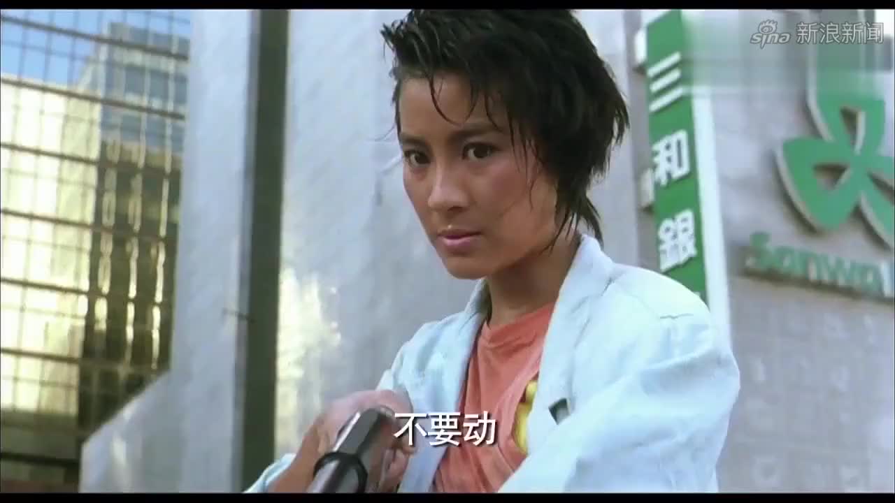 皇家师姐-皇家师姐对战龙爪手,几下就将对方打晕了