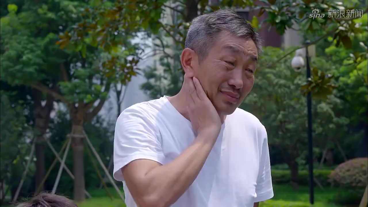 淘气爷孙:姥爷和老兵爷爷比斗鸡,没想到爷爷是个高人,整惨姥爷