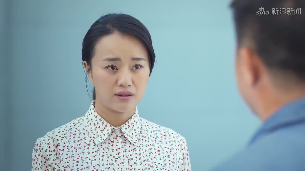 小草青青:弟弟回家带饭,女老师把自己的饭,分给吃野菜饼的学生