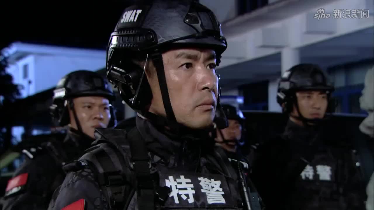 特警力量:特警一出现就把手铐扔给逃犯,让他自己拷上,实在霸气