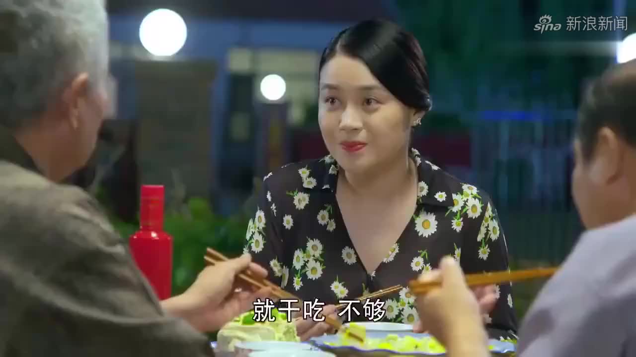 乡村爱情9:赵玉田和老婆拿着东西去看刘能,但是刘能却不给开门