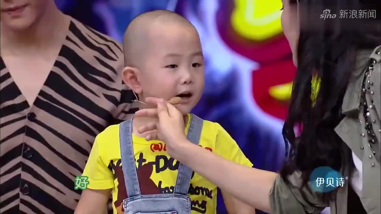 王祖蓝和郑恺一起看跑男,闺女认出电视上的祖蓝,萌娃看电视合集